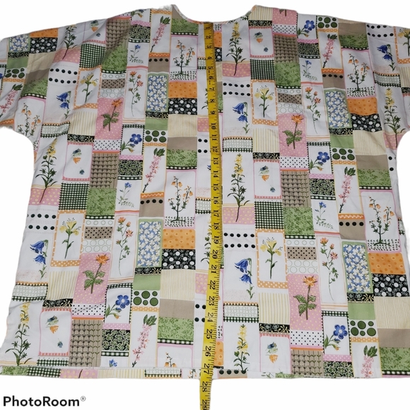 Scrub H.Q. V-Neck Design Floral Scrub Top - Picture 2 of 5